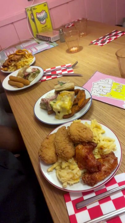 Buffet à volonté version luxe : pizza à la truffe ou pizza au fromage ? Mon avis !