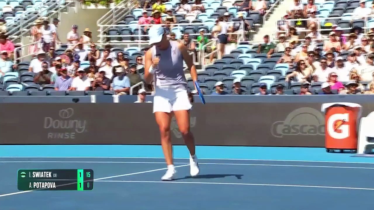 Swiatek sees off Potapova to advance to third round
