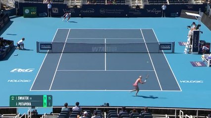 Swiatek sees off Potapova to advance to third round