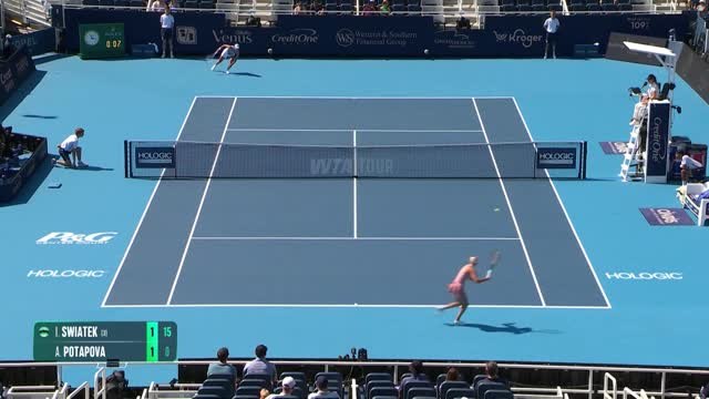 Swiatek sees off Potapova to advance to third round
