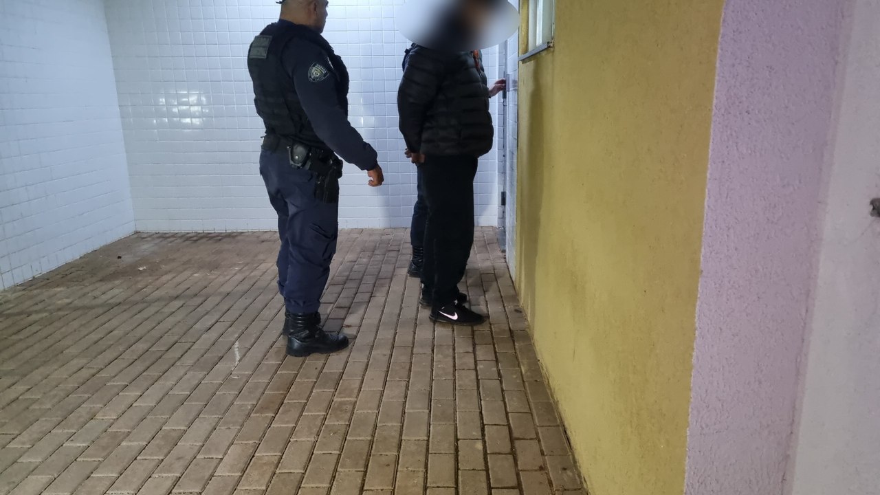 Homem que era procurado pela Justiça é preso no Bairro Santa Cruz em Cascavel