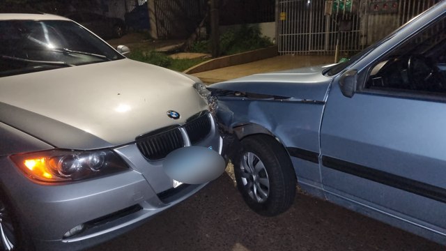 BMW e Uno batem no Bairro Pioneiros Catarinenses em Cascavel