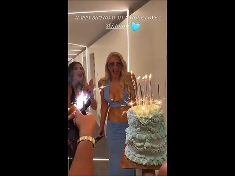 Ιωάννα Τούνη: Οι πρώτες εικόνες από τα 32α γενέθλιά της στην Ίμπιζα! Η τούρτα-έκπληξη