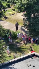 Sıcaktan bunalan miniklerin ıslatılma isteğini geri çevirmeyip onları mutlu eden adam 😊