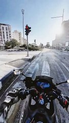 Su birikintisinden su içen kuşu görünce onu ürkütmemek için bekleyen belediye görevlisi…