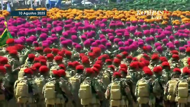 Ekspresi Aspri Presiden Prabowo dan Seskab Teddy Saat Atraksi Ledakan di Upacara Kehormatan Militer