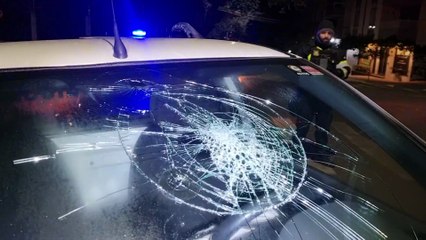 Condutor perde controle da direção e fica ferido ao atingir grade no Centro