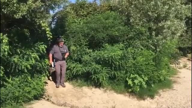 Piave, le sentinelle distribuiscono i volantini sul divieto di balneazione: pochi i tuffi nel fiume