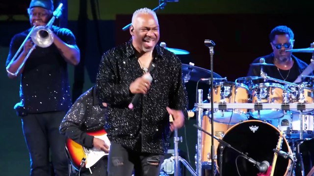 Gli Earth, Wind & Fire Experience fanno ballare l'arena Villa Dante