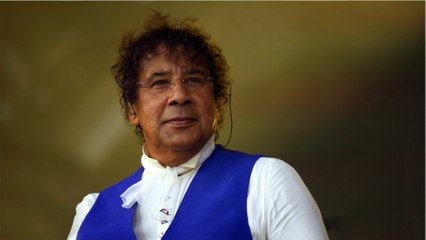 GALA VIDEO - Baisers, gestes tendres… Laurent Voulzy complice avec sa compagne Isaure Le Faou, de 36 ans sa cadette