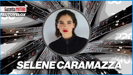 Selene Caramazza in moto da "Bad Guy" alla Scrambler nera