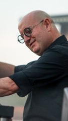 Un cura DJ actúa por primera vez en España