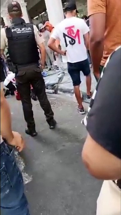 VIDEO: Obrero cae desde gran altura mientras trabajaba en la fachada de un edificio en Ecuador