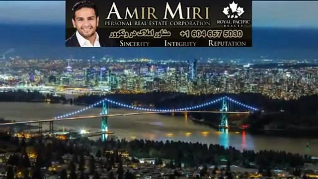 لحظه اهدای جایزه توپ طلای بهترین بازیکن فصل امارات به سردار آزمون