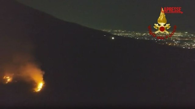 Incendio Vesuvio, la montagna continua a bruciare: vigili del fuoco al lavoro tutta la notte