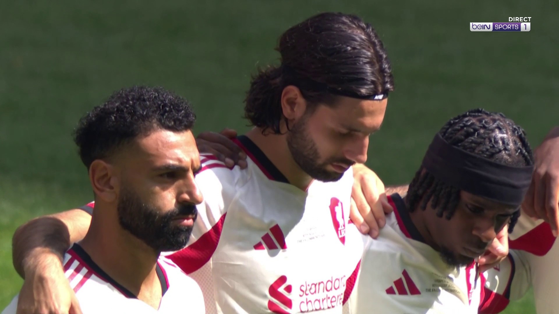 La minute de silence à Wembley, en hommage à Diogo Jota et à son frère André.
