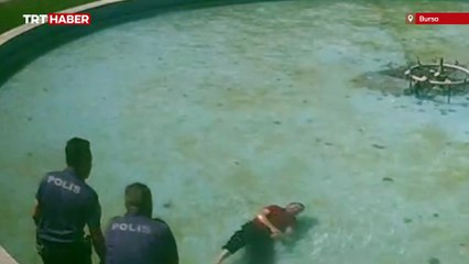 Havuza düşen alkollü şahsı polisler kurtardı