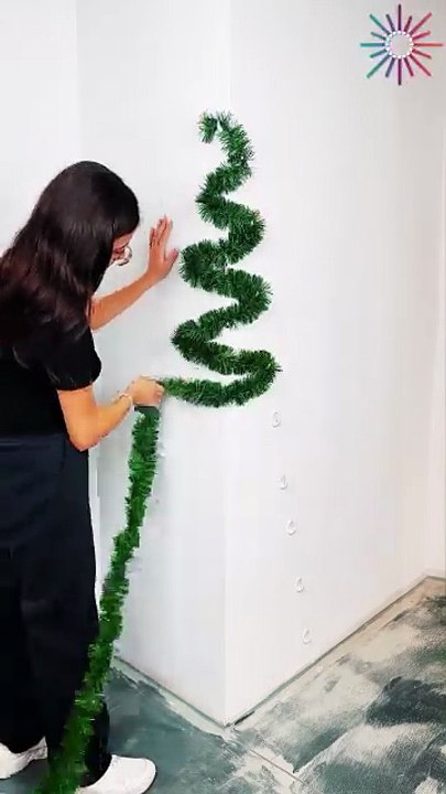 DIY Christmas tree that’s perfect for small spaces 🎄