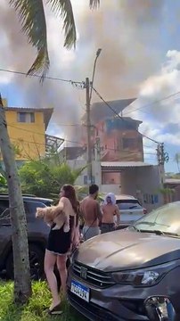Moradores registram chamas altas durante incêndio em pousada em Sella Maris