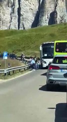 Passo Sella, i pullman rimangono incastrati: gli autisti arrivano alle mani