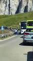 Passo Sella, i pullman rimangono incastrati: gli autisti arrivano alle mani