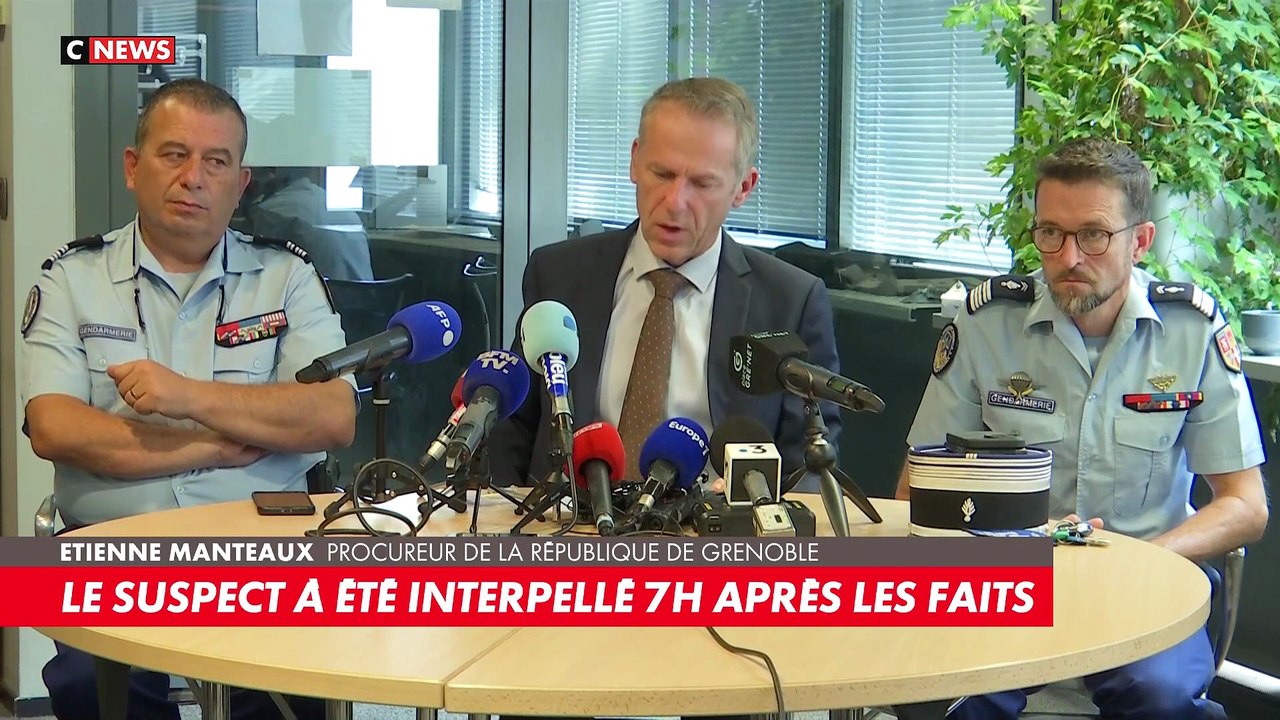 Maire agressé dans l'Isère : Le procureur de Grenoble, Etienne Manteaux, entouré de membres de la Section de recherches, a tenu une conférence de presse