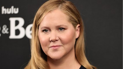 GALA VIDEO - Amy Schumer fatiguée et en déambulateur : l’actrice américaine a subi après une opération sérieuse