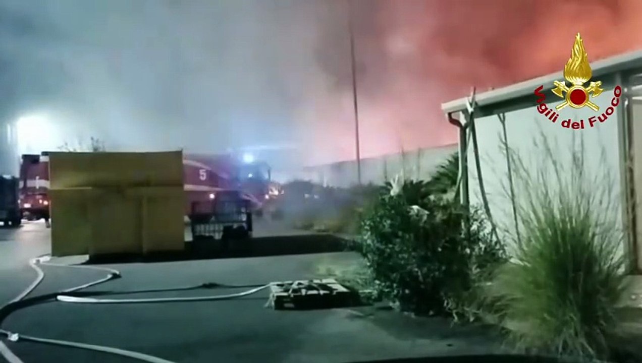 L'incendio al centro di stoccaggio di rifiuti di Catania