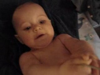 Gaël joue sur sa table à langer (26 avril 2008)