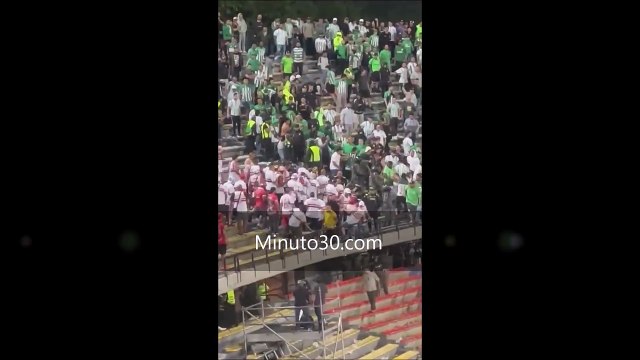 ¡A puños se encendieron! Disturbios en la tribuna norte entre hinchas de Nacional y Sao Paulo