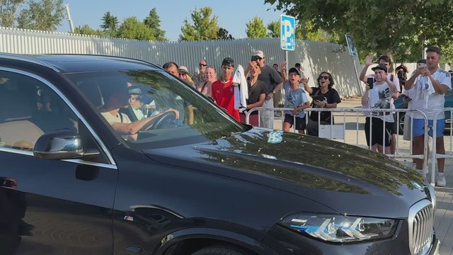 Jugadores del Madrid se paran en Valdebebas a firmar a la afición