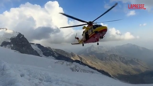 Il soccorso alpino valdostano recupera due alpinisti caduti in crepaccio: le immagini del salvataggio ad alta quota