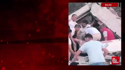 Balıkesir'de enkaz altında kalan 2 kişinin enkazdan çıkarılma anları