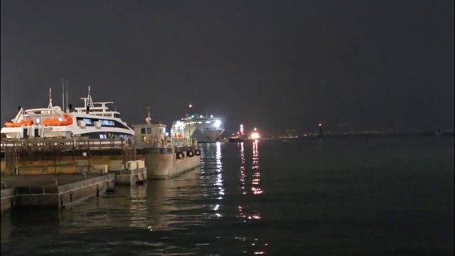 Incendio in un traghetto per Napoli, l'arrivo della nave al porto