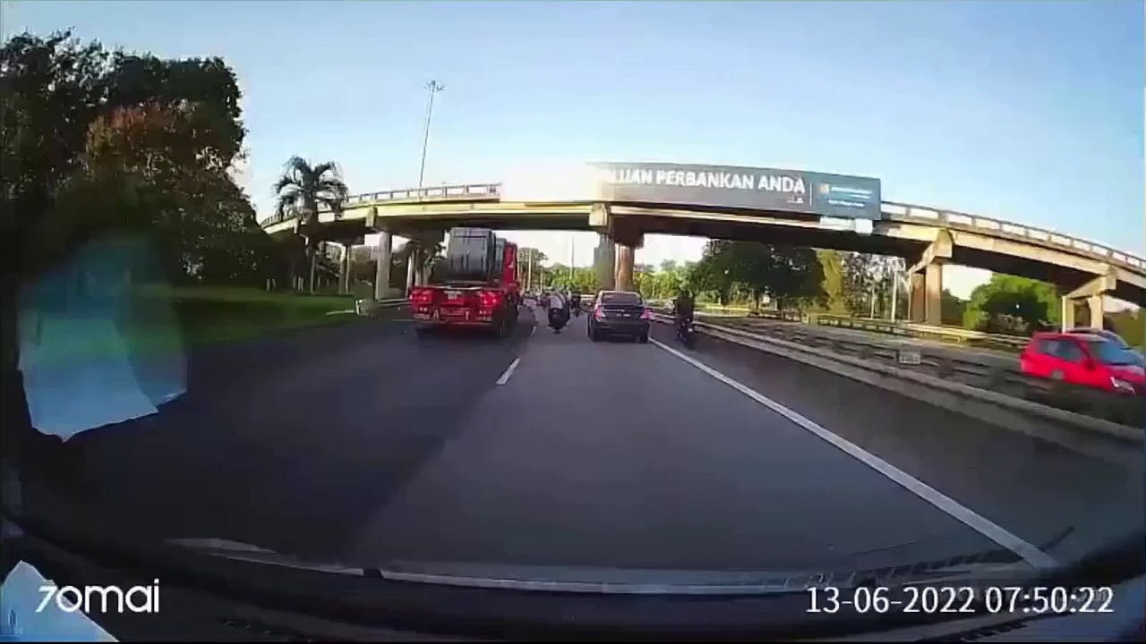 Bariyerlere Çarpan Motosikletli Ölümden Döndü