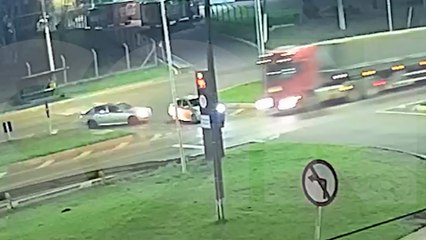 Trevo da Portal registra duas batidas em 10 minutos: Dois veículos Astra também colidem