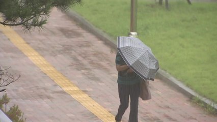 [날씨] 제주·전남 해안 '호우주의보'...내일까지 남해안 100mm↑ / YTN
