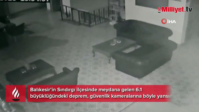 Balıkesir’deki 6.1 büyüklüğündeki deprem kamerada... Güvenlik kamerası bile sarsıntıya dayanmadı