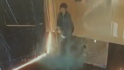 잡는 순간 ‘쾅'...산산조각 난 강화유리문 [앵커리포트] / YTN