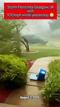 Storm Floris Slams UK with 100MPH Winds 🌪️🇬🇧 | Raw Power of Nature! گزشتہ روز برطانیہ میں آنے والے خطرناک طوفان فلورِس نے 100 میل فی گھنٹہ کی رفتار سے چلنے والی ہواؤں سے تباہی مچا دی۔ اس ویڈیو میں آپ دیکھ سکتے ہیں کہ کس طرح تیز ہوائیں درختوں، عمارتوں ا