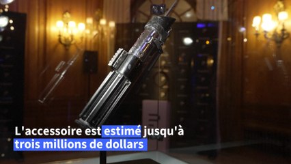 Plusieurs accessoires de cinéma cultes, dont le sabre laser de Dark Vador, mis aux enchères à Londres