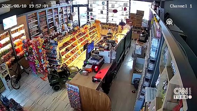 Balıkesir’deki 6.1’lik Deprem Anı Kamerada! Sarsıntının Şiddeti İş Yerinin Güvenlik Kamerasına Böyle Yansıdı...