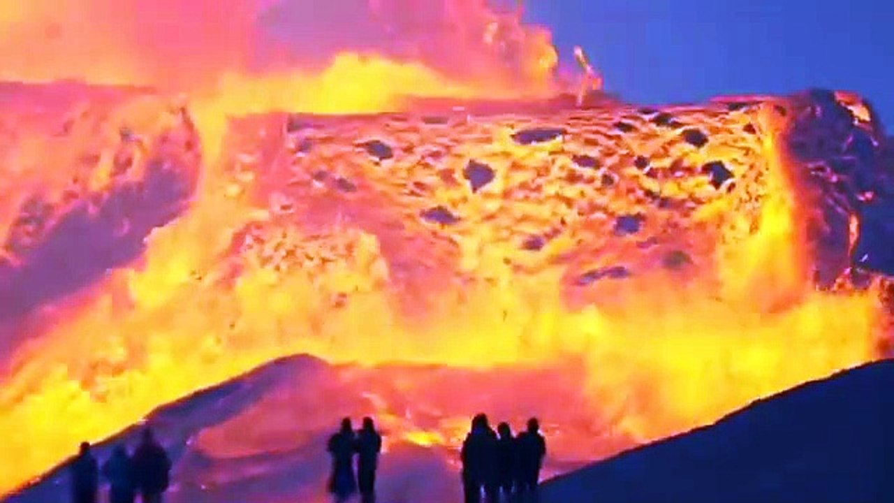 🌋🔥 UNBELIEVABLY PERFECT 😱💥 There’s no other word to describe such a breathtaking display from Mother Nature. I want to live that dream too 🥺