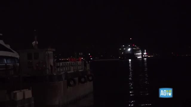 Napoli, il traghetto Tirrenia rimasto alla deriva dopo l'incendio a bordo. I passeggeri: «È stato un incubo»