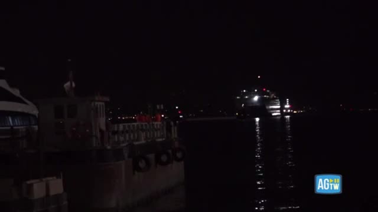 Napoli, il traghetto Tirrenia rimasto alla deriva dopo l'incendio a bordo. I passeggeri: «È stato un incubo»