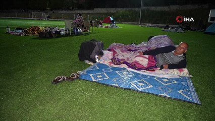 Sındırgı Depreminde Hastalar Nakledildi, Vatandaşlar Geceyi Stadyumda Geçirdi