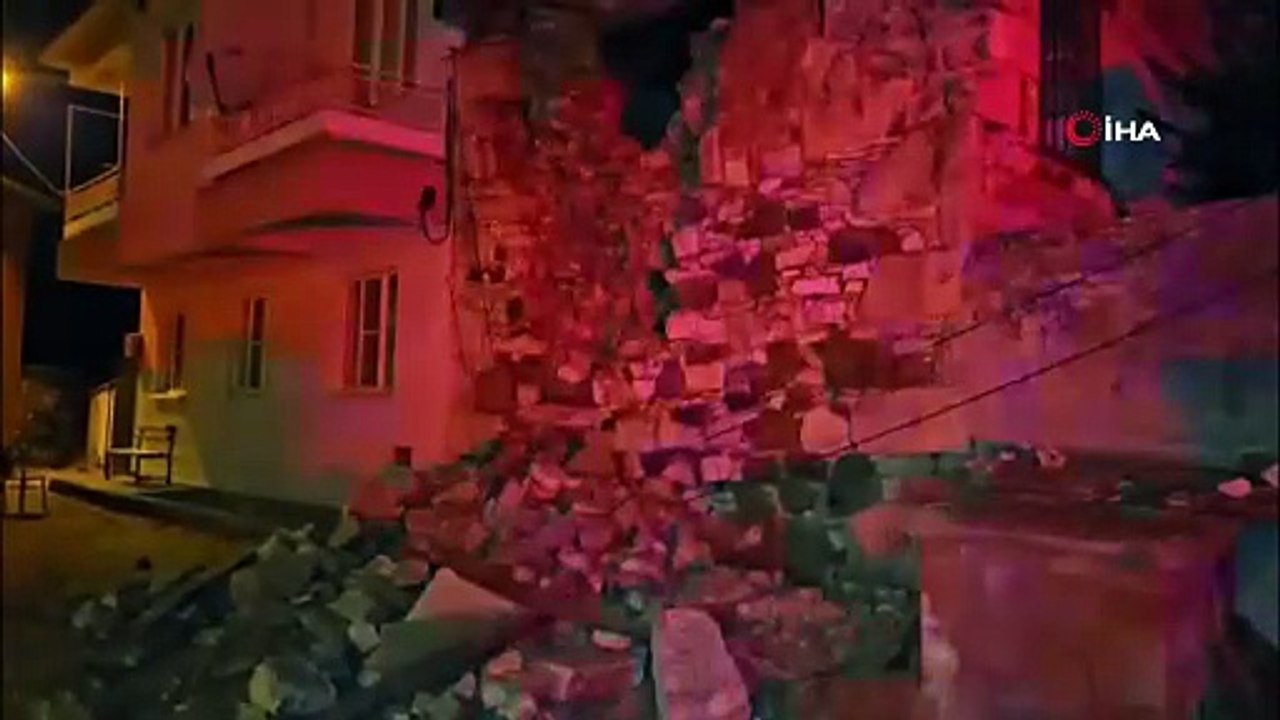 Sındırgı’da Deprem Panik Yarattı: Minare Yıkıldı, Evler Çöktü