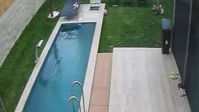 Balıkesir merkezli depremde yüzme havuzu böyle sallandı: O anlar kamerada