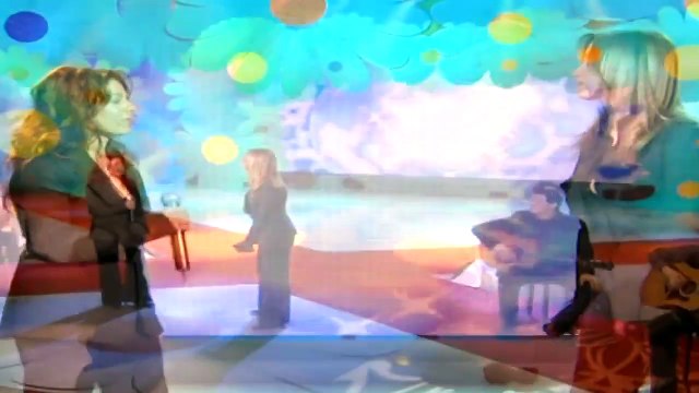 Isabelle Boulay et Lara Fabian — “Belle île en mer Marie Galante” — Isabelle Boulay et Lara Fabian (A. Souchon / L. Voulzy) | Chantons ensemble contre le Sida — © 2004 TF1 VIDEO