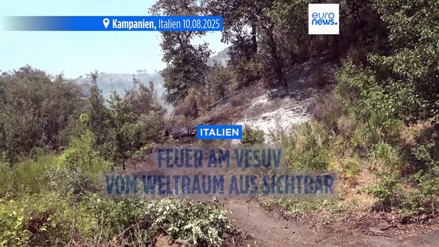 Feuer am Vulkan Vesuv im Golf von Neapel aus dem Weltraum sichtbar